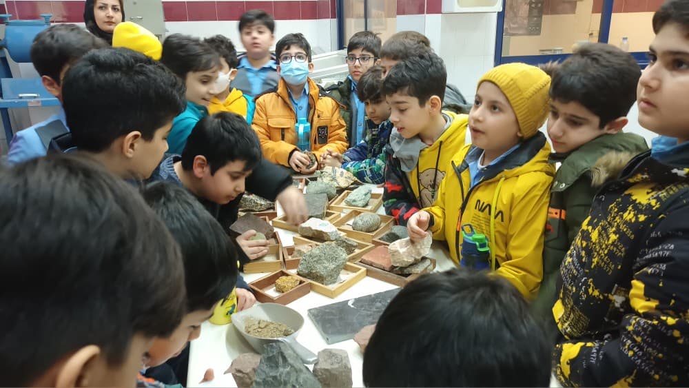 بازدید از آزمایشگاه سنگ دانشگاه آزاد لاهیجان